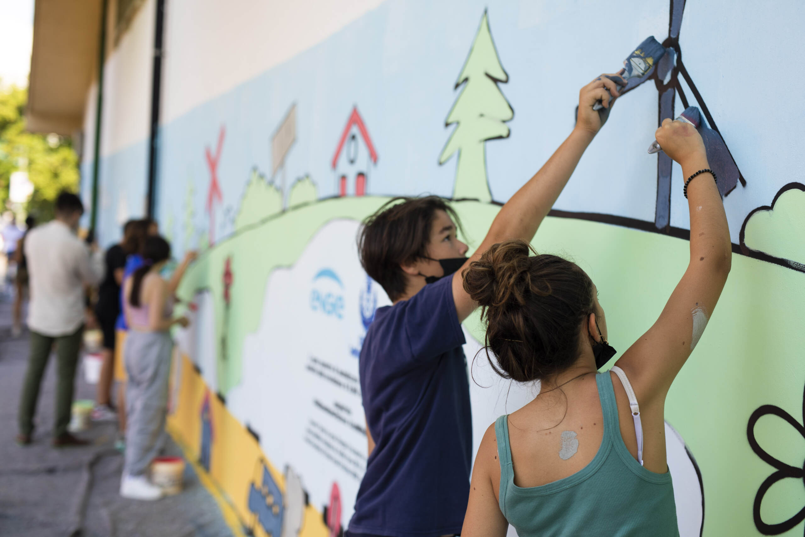 Torino, gli studenti di Settimo Torinese realizzano primo murale ‘mangia smog’