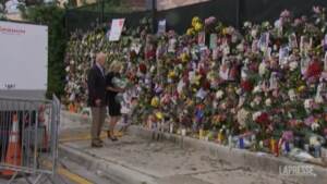 Crollo Miami: i fiori di Jill e Joe Biden al memoriale per le vittime