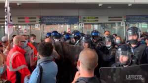 Parigi: protesta dipendenti aeroporto, scontri con la polizia