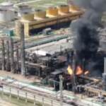 Romania, incendio in una raffineria di petrolio: fumo nero invade la città