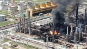 Romania, incendio in una raffineria di petrolio: fumo nero invade la città