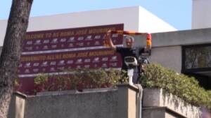 Roma: Mourinho arriva a Trigoria, bagno di folla per il neo tecnico giallorosso