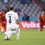 Euro 2020, Belgio-Italia: i giocatori in ginocchio contro il razzismo