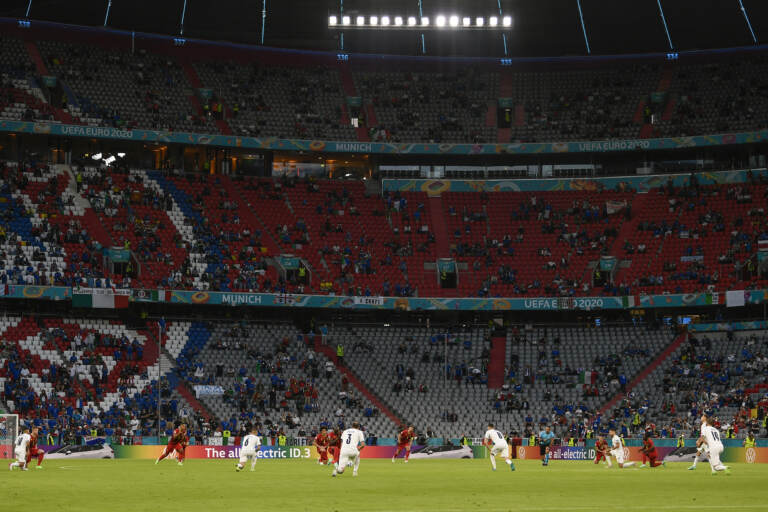 Euro 2020, Belgio-Italia: i giocatori in ginocchio contro il razzismo