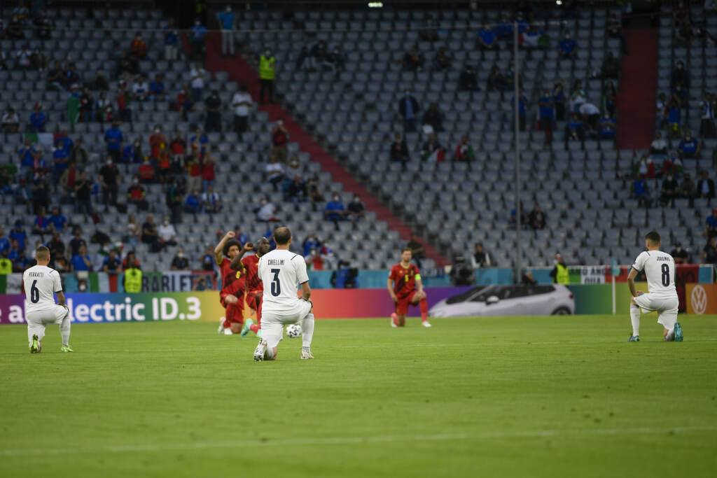 Galleria foto 'Euro 2020, Belgio-Italia: i giocatori in ginocchio contro il razzismo' - foto 18