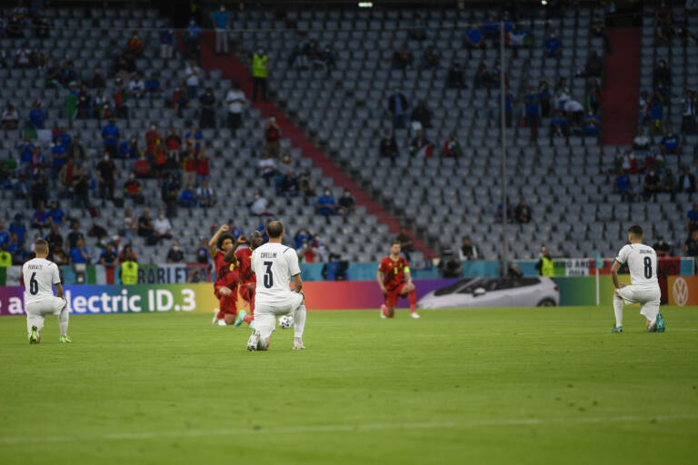 Euro 2020, Belgio-Italia: i giocatori in ginocchio contro il razzismo