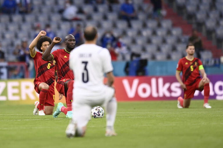 Euro 2020, Belgio-Italia: i giocatori in ginocchio contro il razzismo