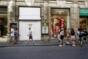 Sabato al via i saldi, Confesercenti: “Uno su due fa shopping”