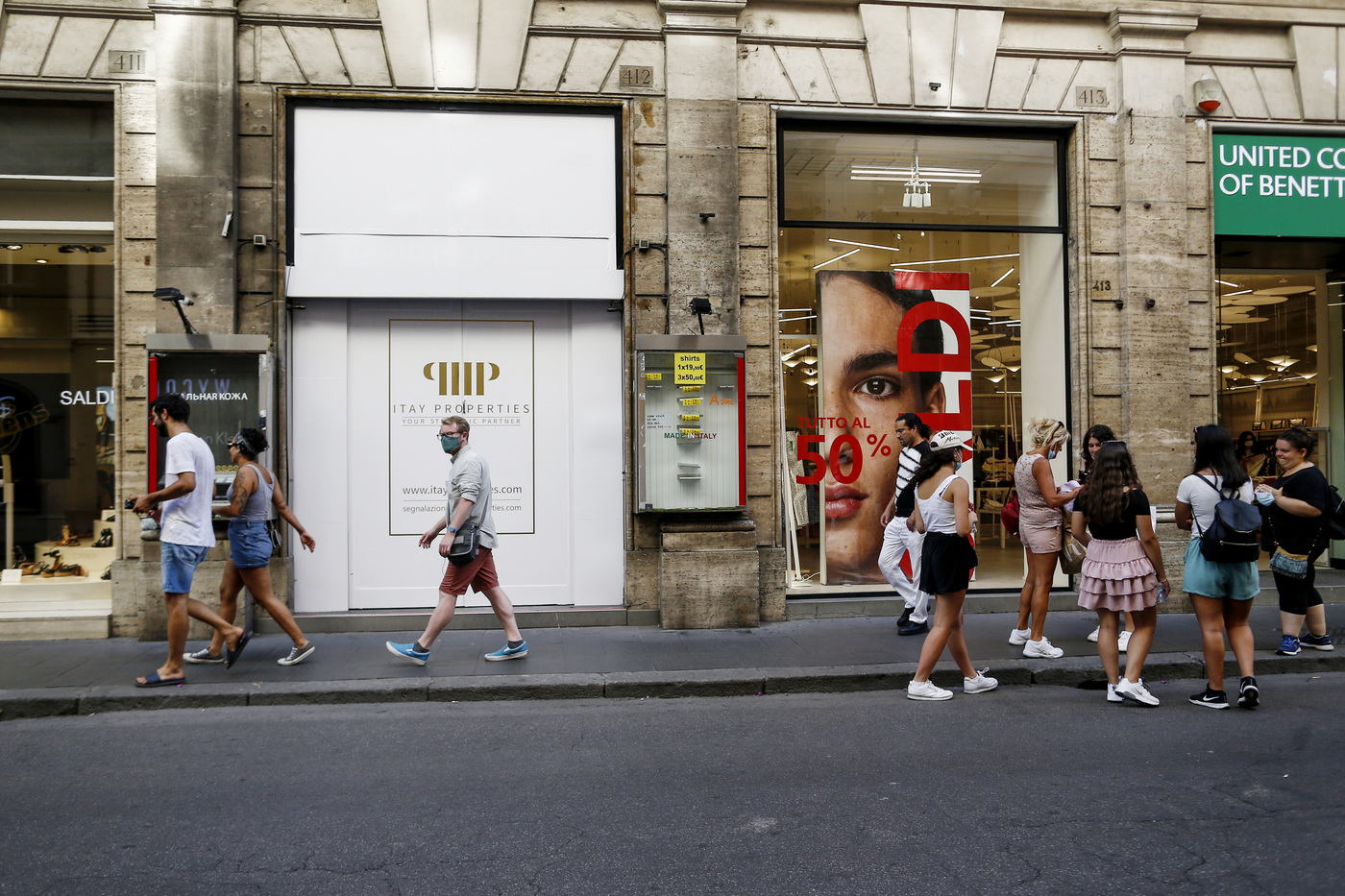 Sabato al via i saldi, Confesercenti: “Uno su due fa shopping”