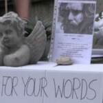 Jim Morrison, l’omaggio dei fan sulla tomba di Pere Lachaise