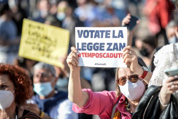 Milano, grande manifestazione per il Ddl Zan contro l'odio omotransfobico
