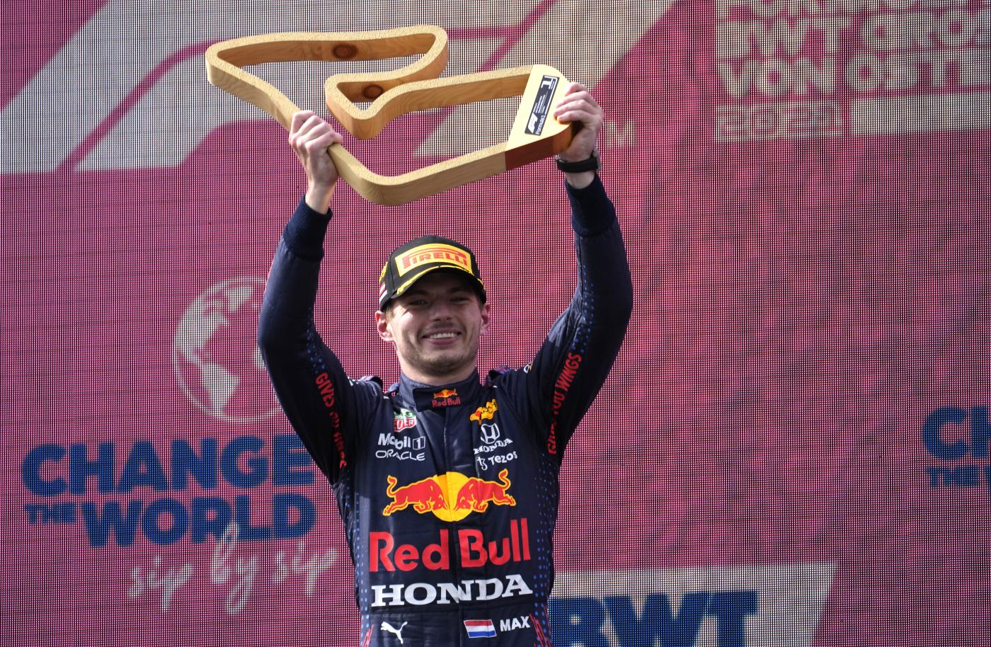 GP Austria, Verstappen concede il bis e allunga. Hamilton fuori dal podio