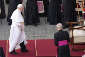 Papa Francesco arriva nel Cortile San Damaso per l'Udienza Generale