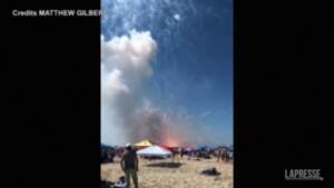 Usa, fuochi d’artificio esplodono accidentalmente su una spiaggia