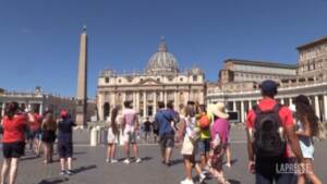 Ricovero di Papa Francesco, la preghiera da piazza San Pietro: “Ritorna presto”