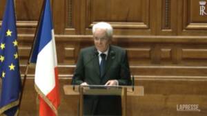 Mattarella alla Sorbona comincia il suo discorso in francese
