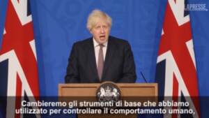 Covid, Boris Johnson conferma: Via obbligo mascherine al chiuso e distanziamento