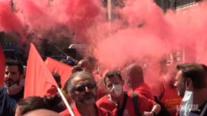 Operai petrolchimici in piazza: “La transizione ecologica non pesi su di noi”