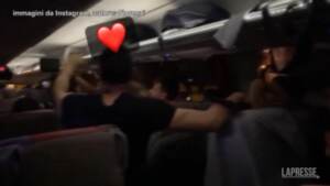 Euro 2020, azzurri scatenati sul pullman sulle note di Raffaella Carrà e ‘Notti Magiche’