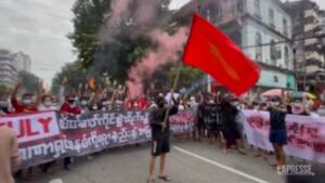 Myanmar: un altro colorato flash mob antigovernativo a Yangon