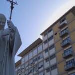 Papa, i fedeli al Gemelli: “Sarebbe bello vederlo anche qui”