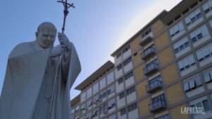 Papa, i fedeli al Gemelli: “Sarebbe bello vederlo anche qui”