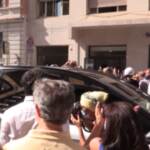 Raffaella Carrà: gli applausi all’arrivo del feretro al Teatro delle Vittorie