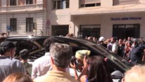 Raffaella Carrà: gli applausi all’arrivo del feretro al Teatro delle Vittorie