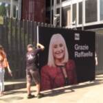 Davanti alla sede Rai di viale Mazzini una gigantografia della Carrà: “Grazie Raffaella”
