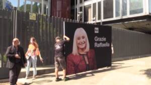 Davanti alla sede Rai di viale Mazzini una gigantografia della Carrà: “Grazie Raffaella”