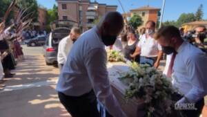 Bologna, ultimo saluto a Chiara Gualzetti: folla alle esequie