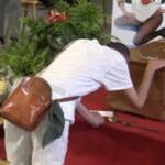 Raffaella Carrà, folla saluta l’arrivo del feretro alla camera ardente