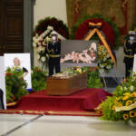 Folla commossa e applausi al corteo funebre di Raffaella Carrà