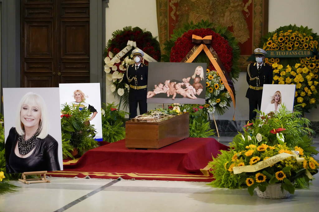 Folla commossa e applausi al corteo funebre di Raffaella Carrà Folla commossa e applausi al corteo funebre di Raffaella Carrà
