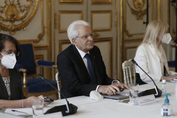 Parigi, Emmanuel Macron riceve Sergio Mattarella al Palazzo dell'Eliseo