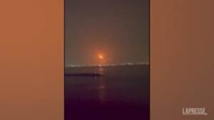 Dubai: esplosione su portacontainer, le fiamme visibili anche da km di distanza