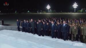 Nord Corea, Kim Jong Un torna in pubblico: visita al mausoleo del nonno