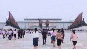Anniversario morte Kim II Sung, i nordcoreani in pellegrinaggio al mausoleo