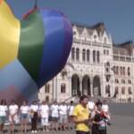 Ungheria, il flash mob contro la legge anti-Lgbt: un grande cuore arcobaleno davanti al Parlamento