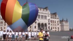 Ungheria, il flash mob contro la legge anti-Lgbt: un grande cuore arcobaleno davanti al Parlamento