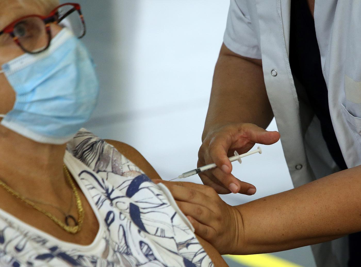Pfizer-Biontech: “Terza dose di vaccino per proteggere contro varianti”