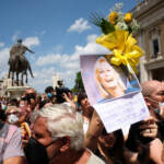 Carrà, oggi i funerali a Roma: applausi all’arrivo del feretro