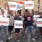 Roma, il mondo della notte scende in piazza: manifestanti si incatenano davanti a Montecitorio