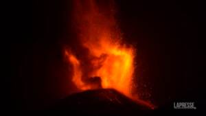 Etna, nuova eruzione nella notte: nube di fumo alta oltre 11 km