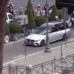 Funerali Carrà, il feretro in chiesa arriva tra gli applausi