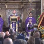 Funerali Carrà, l’omelia tenuta da quattro frati: “Sarà difficile non essere retorici”