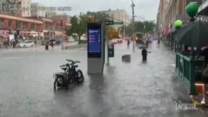 New York, arriva la tempesta tropicale Elsa: strade e metro allagate