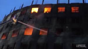 Bangladesh, maxi-incendio in fabbrica: almeno 49 morti, decine di dispersi