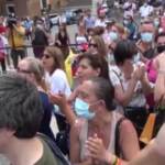 Funerali Carrà, la piazza canta ‘Ballo ballo’