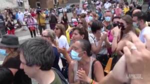 Funerali Carrà, la piazza canta ‘Ballo ballo’